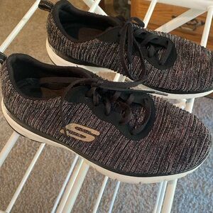Women’s Skechers size 8 tennis shoes. Worn but good condition